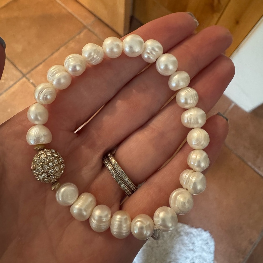 Tommy Bahama White Pearl Bracelet with Gold Bead - Picture 3 of 3